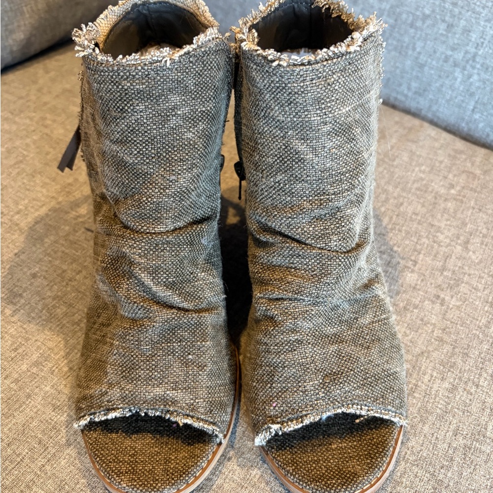 Very G Women's Textured Open-Toe Ankle Booties - Taupe